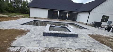 Retaining wall and hardscape by Fénix Paver Landscape, 30A FL