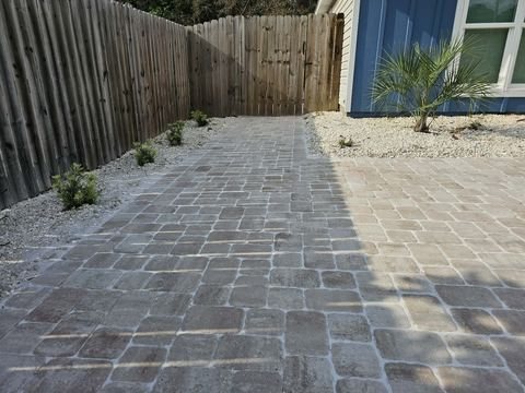 Retaining wall and hardscape by Fénix Paver Landscape, Emerald Coast FL