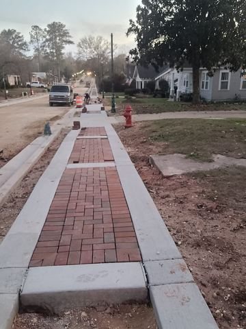 Paver walkway installed by Fénix Paver Landscape, Miramar Beach FL