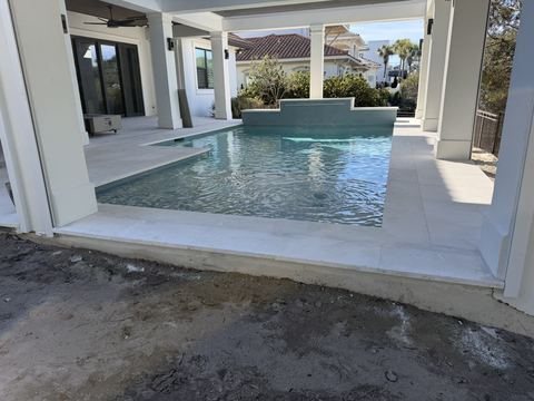 Travertine pool deck and pool pavers installed by Fénix Paver Landscape, Fort Walton Beach FL
