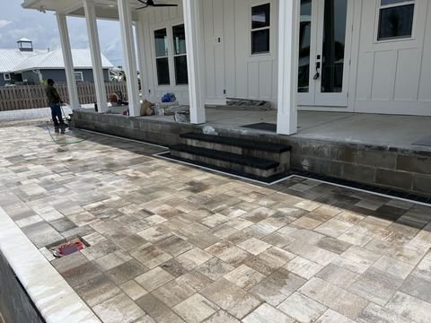 Paver patio and courtyard built by Fénix Paver Landscape, Destin FL
