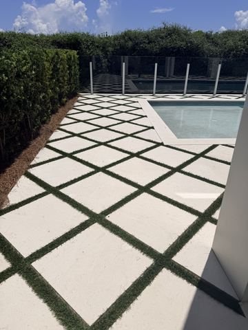 Paver patio and courtyard built by Fénix Paver Landscape, Santa Rosa Beach FL